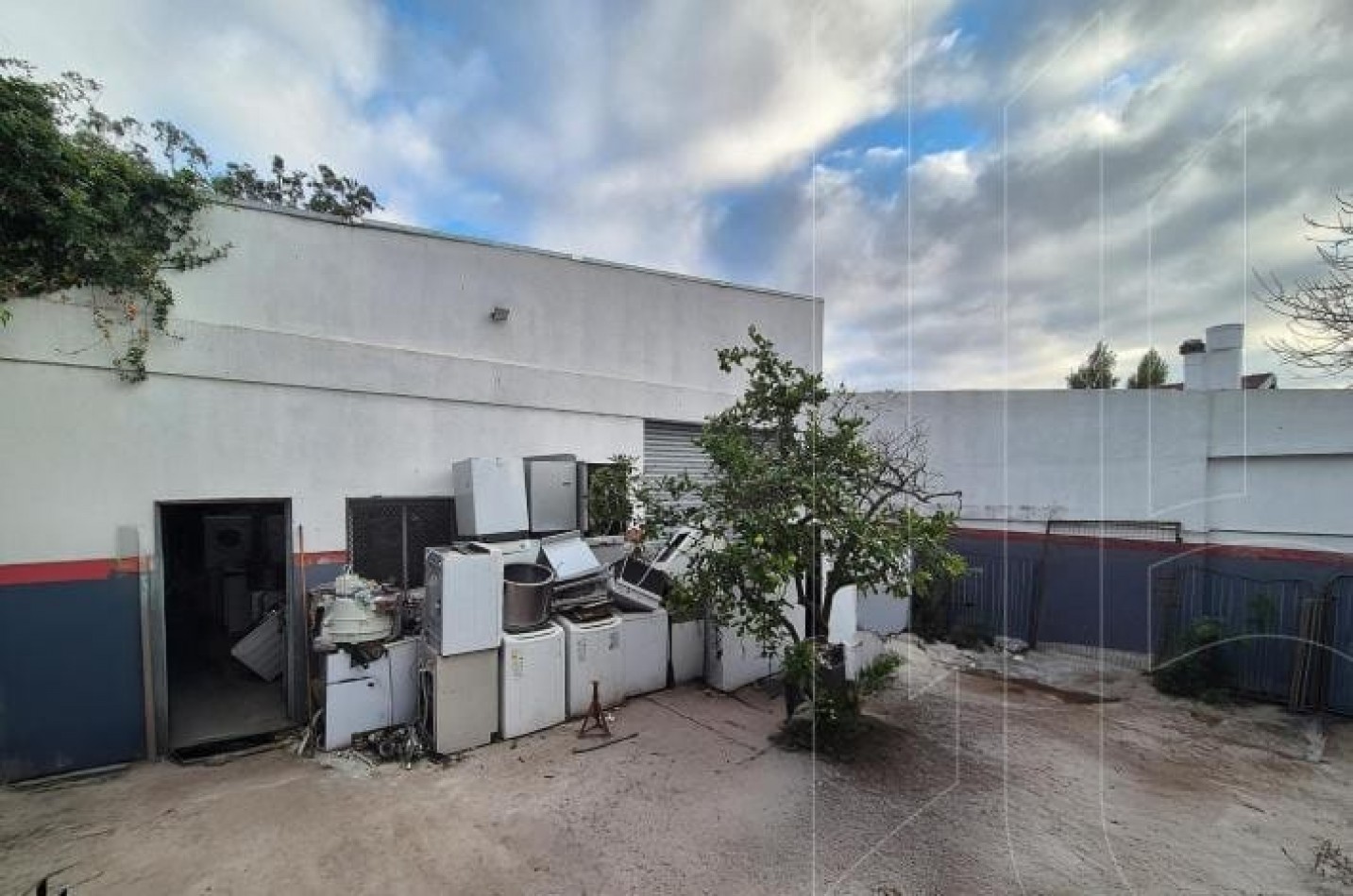 GALPON 334M2 CUB. ZONA: LAS AVENIDAS. (valentini al 1100)