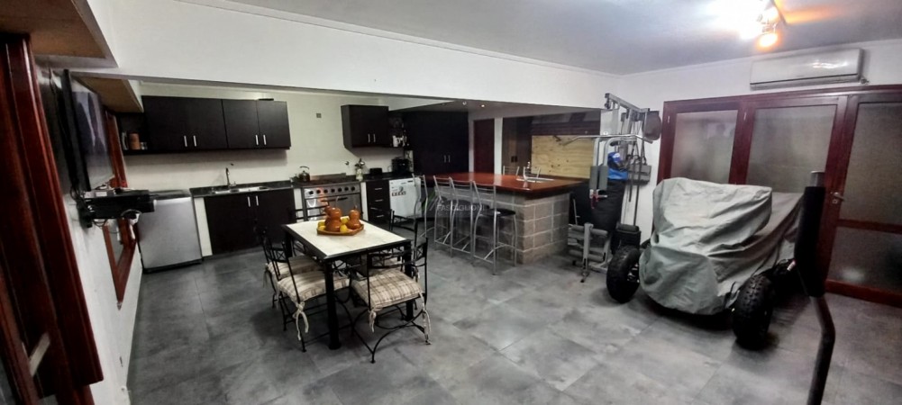 Casa Minimalista. Gonzalez Chaves al 2500