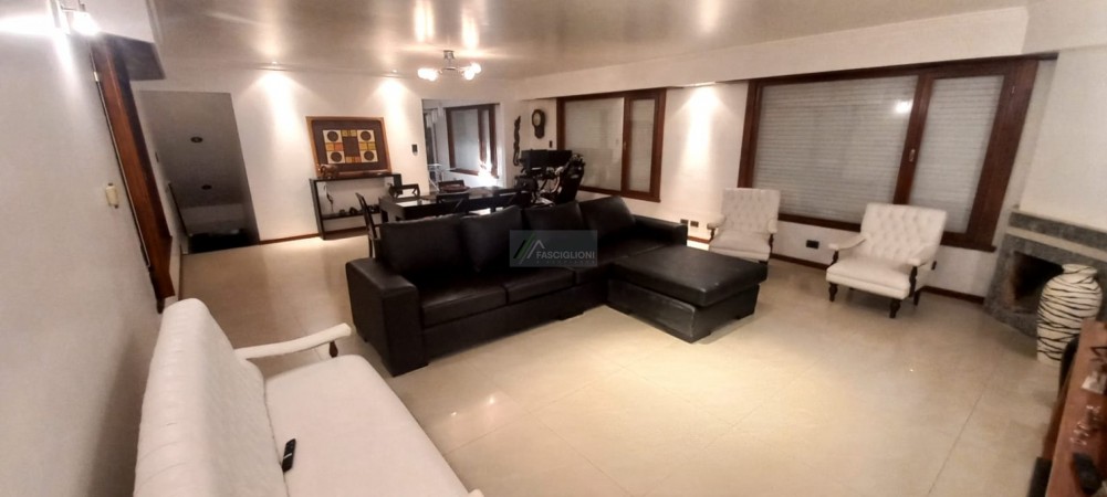 Casa Minimalista. Gonzalez Chaves al 2500