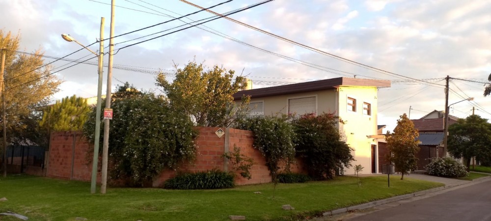 Casa Minimalista. Gonzalez Chaves al 2500