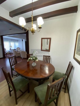 Chalet de estilo ingles. Zona Guemes residencial.