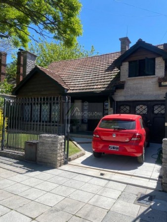 Chalet de estilo ingles. Zona Guemes residencial.