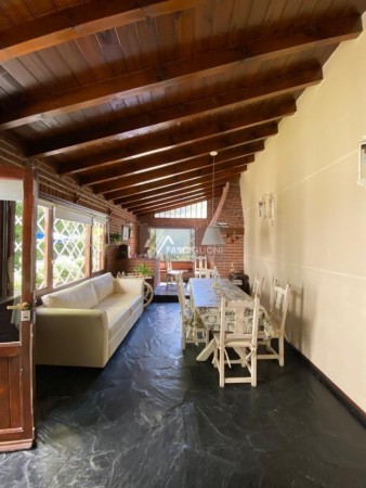 Chalet de estilo ingles. Zona Guemes residencial.