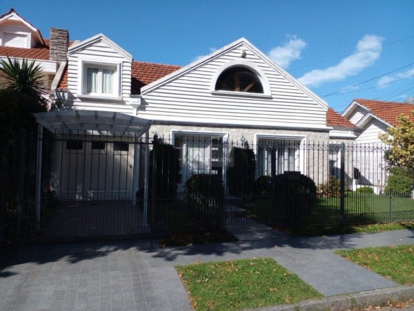 Casa Zona Guemes. Reciclada a nuevo. Lote en Ph de 210 M2.