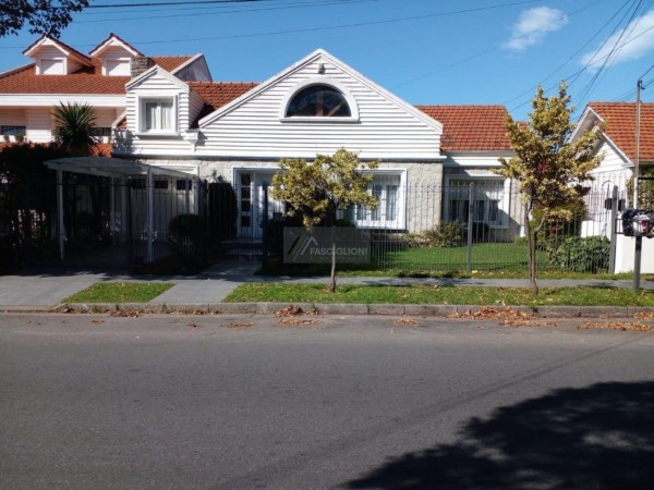 Casa Zona Guemes. Reciclada a nuevo. Lote en Ph de 210 M2.