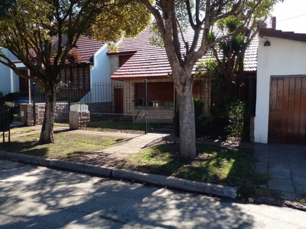 Casa - 5 Ambientes - Zona Parque Luro - Valencia 4600