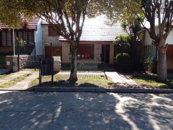Casa - 5 Ambientes - Zona Parque Luro - Valencia 4600