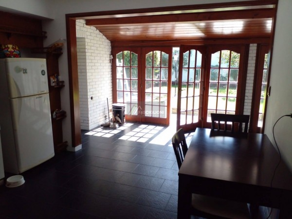 Casa - 5 Ambientes - Zona Parque Luro - Valencia 4600
