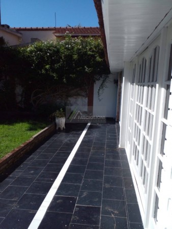 Casa - 5 Ambientes - Zona Parque Luro - Valencia 4600