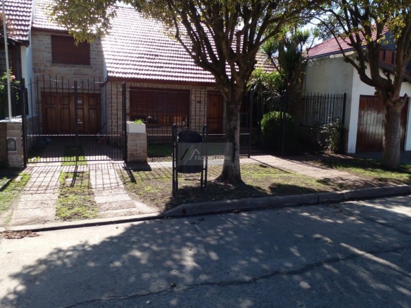 Casa - 5 Ambientes - Zona Parque Luro - Valencia 4600