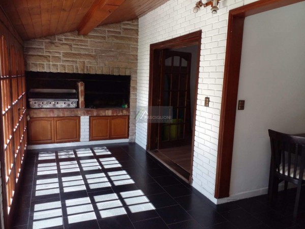 Casa - 5 Ambientes - Zona Parque Luro - Valencia 4600