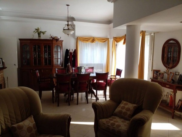 Casa - 5 Ambientes - Zona Parque Luro - Valencia 4600