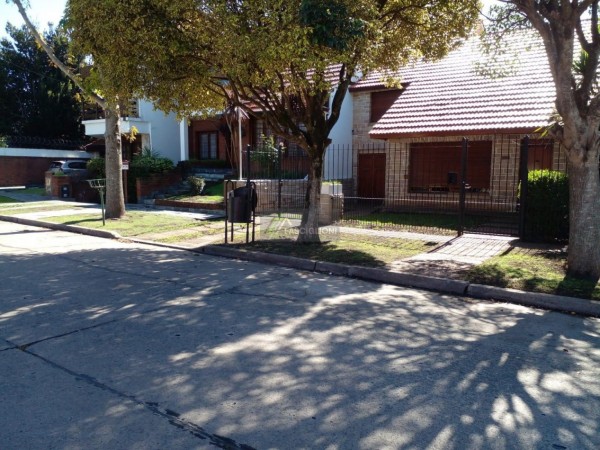 Casa - 5 Ambientes - Zona Parque Luro - Valencia 4600